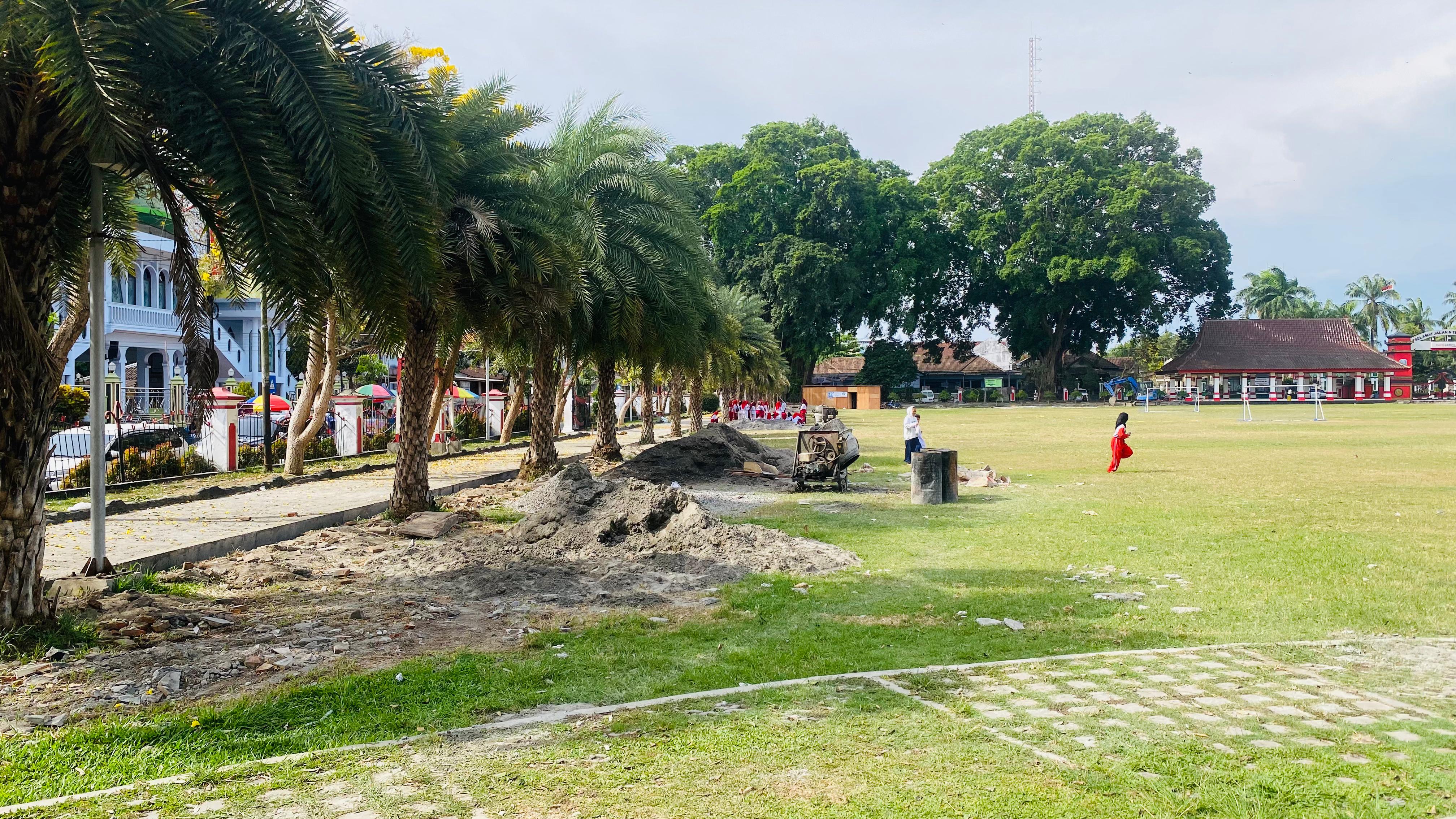 BIAR INDAH: Sekelompok siswa TK bermain di sekitar tempat pembangunan alun-alun