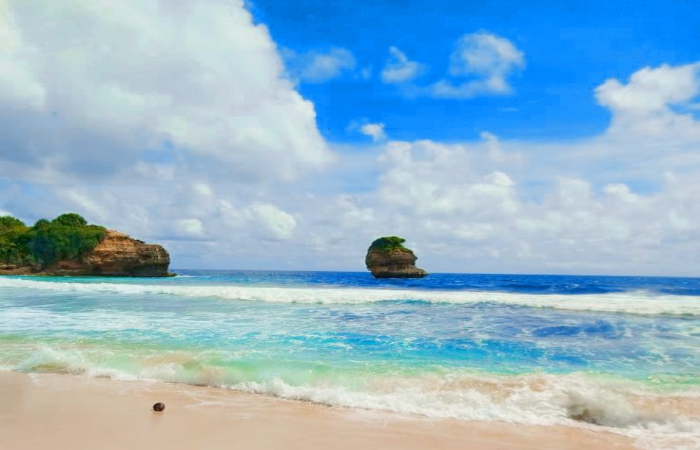 Pesona Tersembunyi Pantai Pudak Blitar Yang Wajib Dikunjungi.(pinterest)