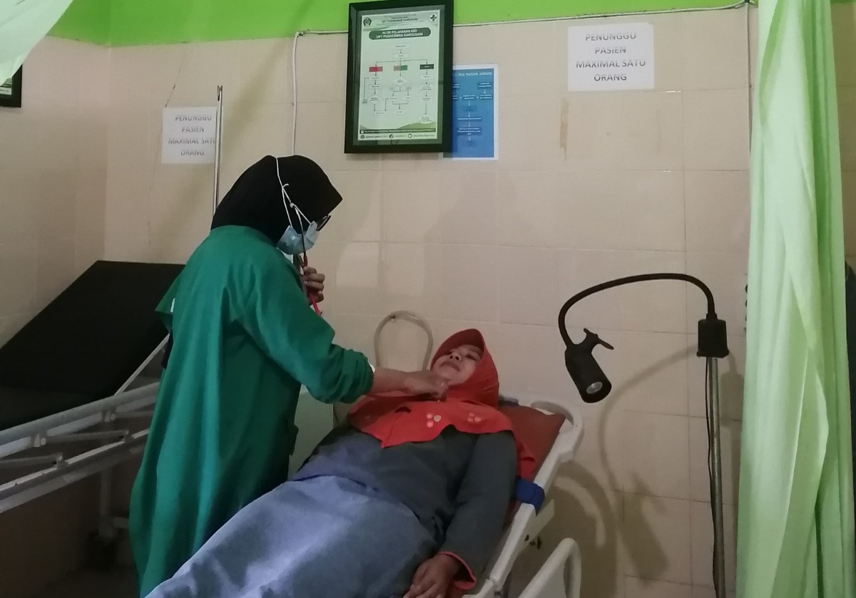 PELAYANAN: Warga mendapatkan perawatan tenaga medis.