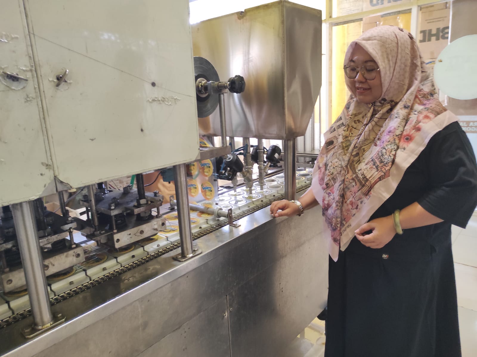 TELATEN: Samrotul Azizah mengecek produk sari nanas yang berada di pabriknya, di samping rumahnya.