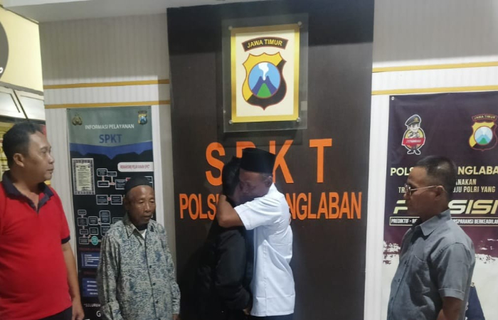 JANGAN DITIRU: Pria inisial MR, 44, warga Desa Panggung Duwet, Kecamatan Kademangan, Kabupaten Blitar, diamankan petugas Polsek Pucanglaban.