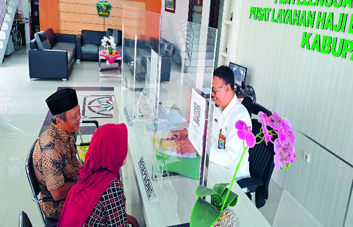 ANTRE: Pemohon administrasi jemaah haji ketika berada di Kemenag Blitar.