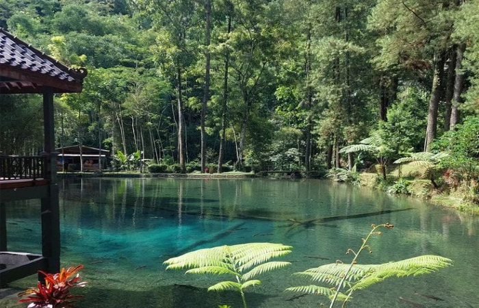 WISATA: Telaga Rambut Monte dengan air tenang dan jernih menjadi daya tarik utama