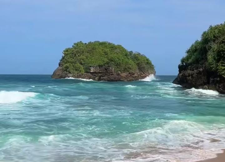 Penampakan pantai gandulan di pelosok Blitar