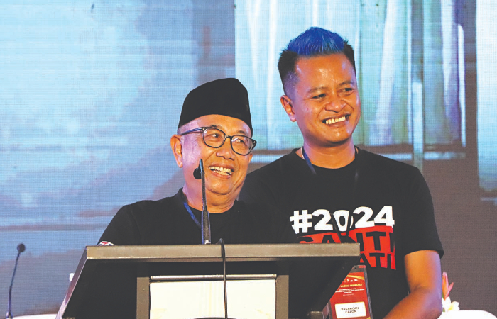 FULL SENYUM: Pasangan Rijanto-Beky memiliki elektabilitas tinggi di Pilkada Kabupaten Blitar versi survei LSI Denny JA.
