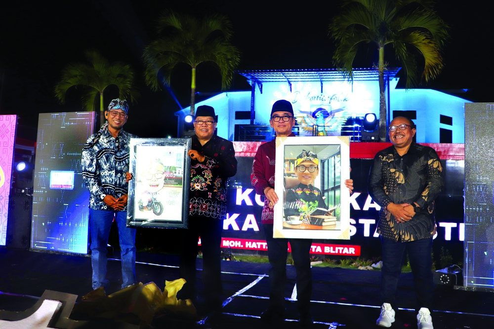 TERIMA KASIH ATAS DEDIKASINYA: Wali Kota Santoso dan Wawali Tjutjuk Sunario menerima cenderamata berupa karikatur dari Diskominfotik Kota Blitar sebelum mengakhiri masa jabatan.