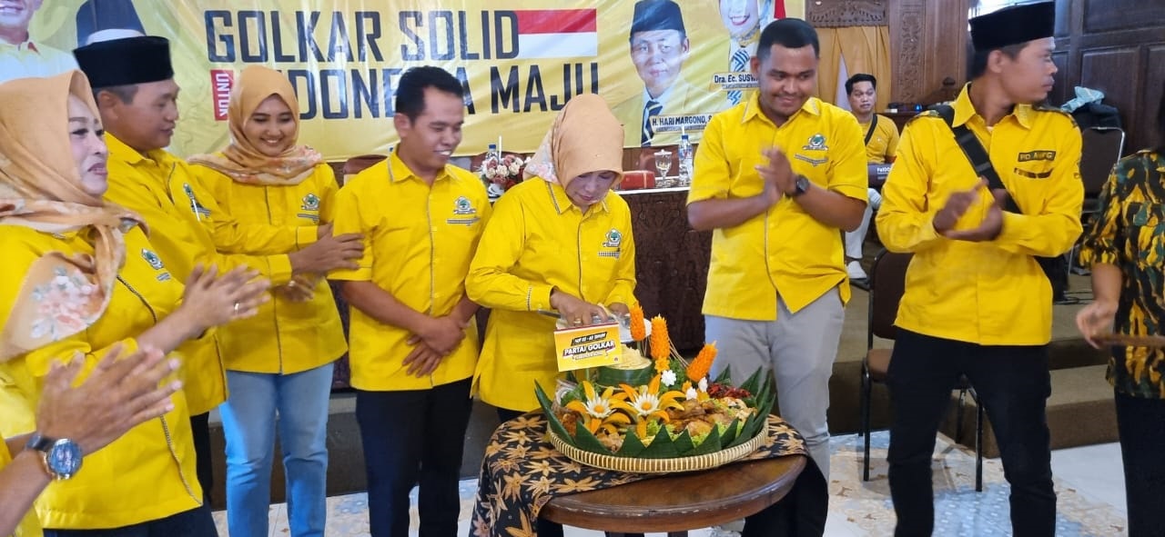 MATANG: Ketua DPD Partai Golkar Kabupaten Blitar, Dra Ec Suswati SE MM MH, memotong tumpeng saat tasyakuran HUT Ke-60 Golkar, Minggu (20/10).