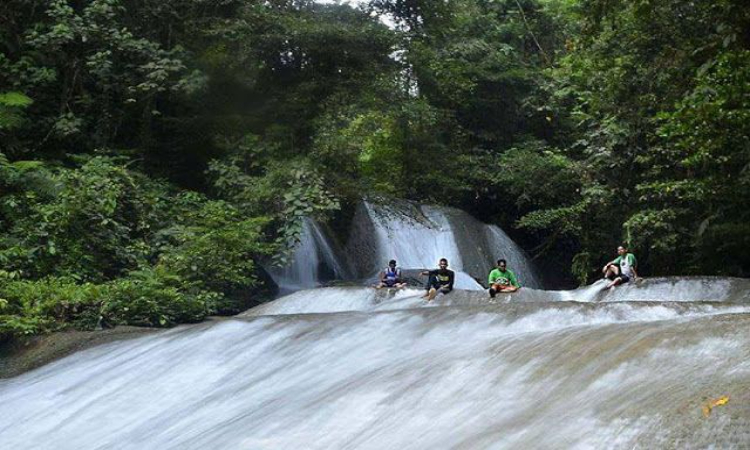 pemandangan air terjun bidadari yang terletak di blitar(pinterest)