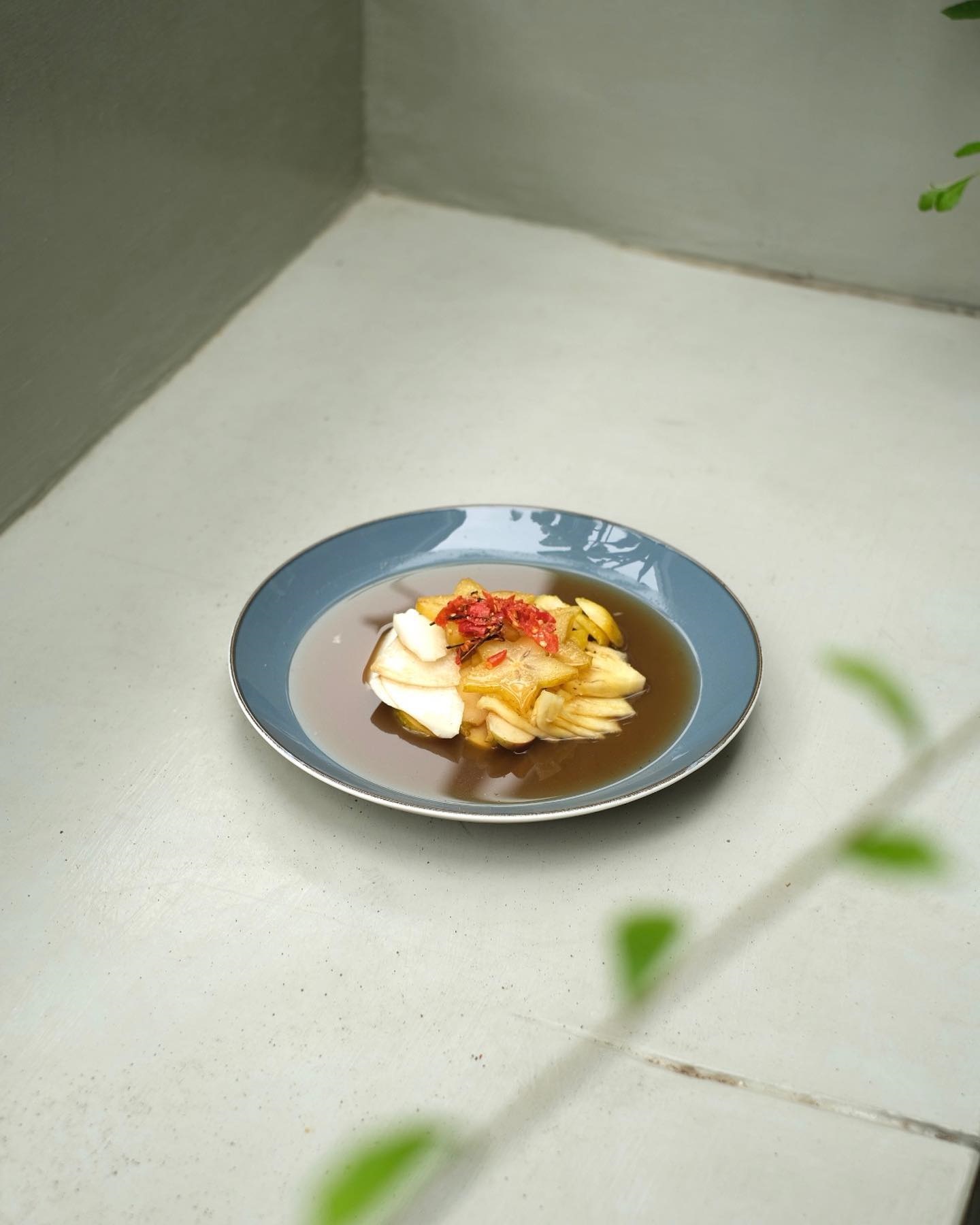 KHAS BALI: Sajian menu spesial rujak kuah pindang yang menggugah selera.