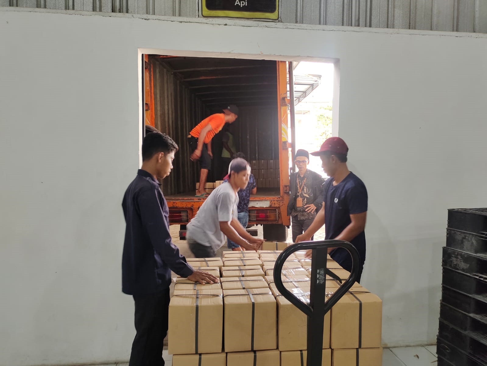 SIBUK: Petugas KPU Kabupaten Blitar menata logistik surat suara Pilbup Blitar 2024 saat tiba di gudang KPU di Kecamatan Garum, beberapa waktu lalu.