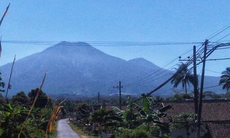 pemandangan gunung butak yang terletak di perbatasan kabupaten blitar dan malang (pinterest)