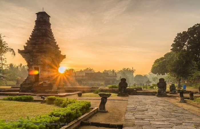 Indahnya Candi Penataran saat Matahari terbit