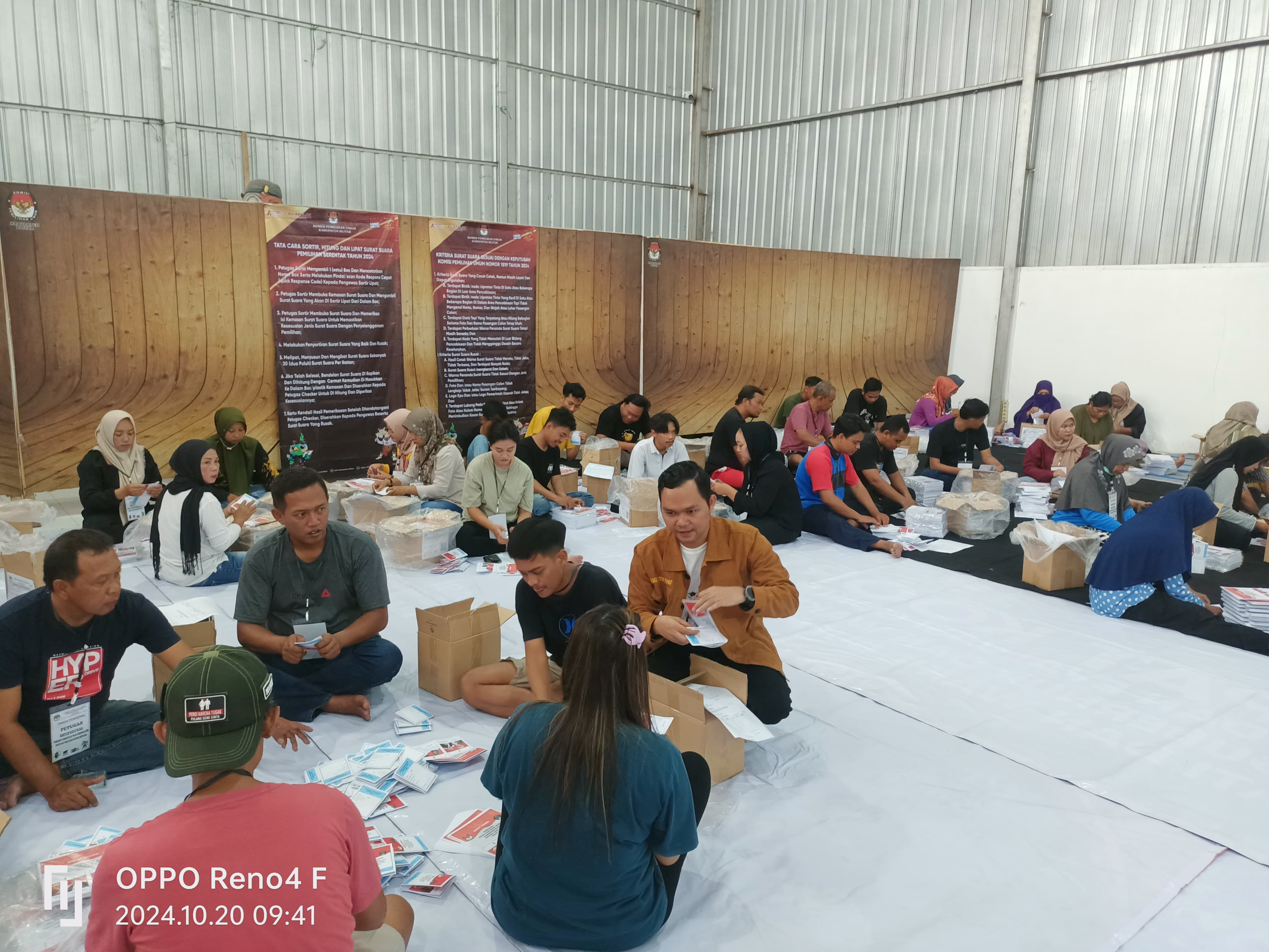 CEPAT: Ketua KPU Kabupaten Blitar, Sugino memberi contoh sortir lipat surat suara di gudang KPU Rabu (23/10).