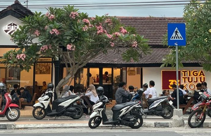 Tiga Tuju Kopi. Jalan Kota Bau Nomor 6, Kanigoro, Blitar