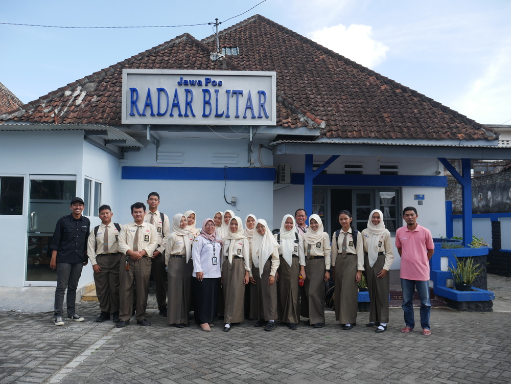 TIMBA ILMU: Tim jurnalistik SMA Negeri 1 Blitar berfoto bersama setelah melakoni kunjungan di kantor Radar Blitar, pada Rabu (23/10).
