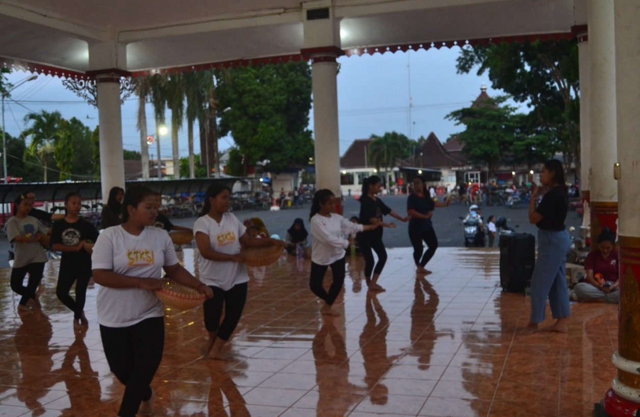 LUWES: Siswa sanggar tari Kembang Sore ketika berlatih di PIPP Kota Blitar.