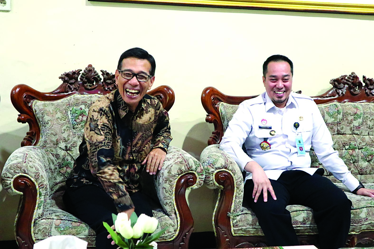 GAYENG: Direktur Radar Tulungagung, Aris Sudanang, dan Kepala Kantor Imigrasi Kelas II Non TPI Blitar Arief Yudistira tampak akrab