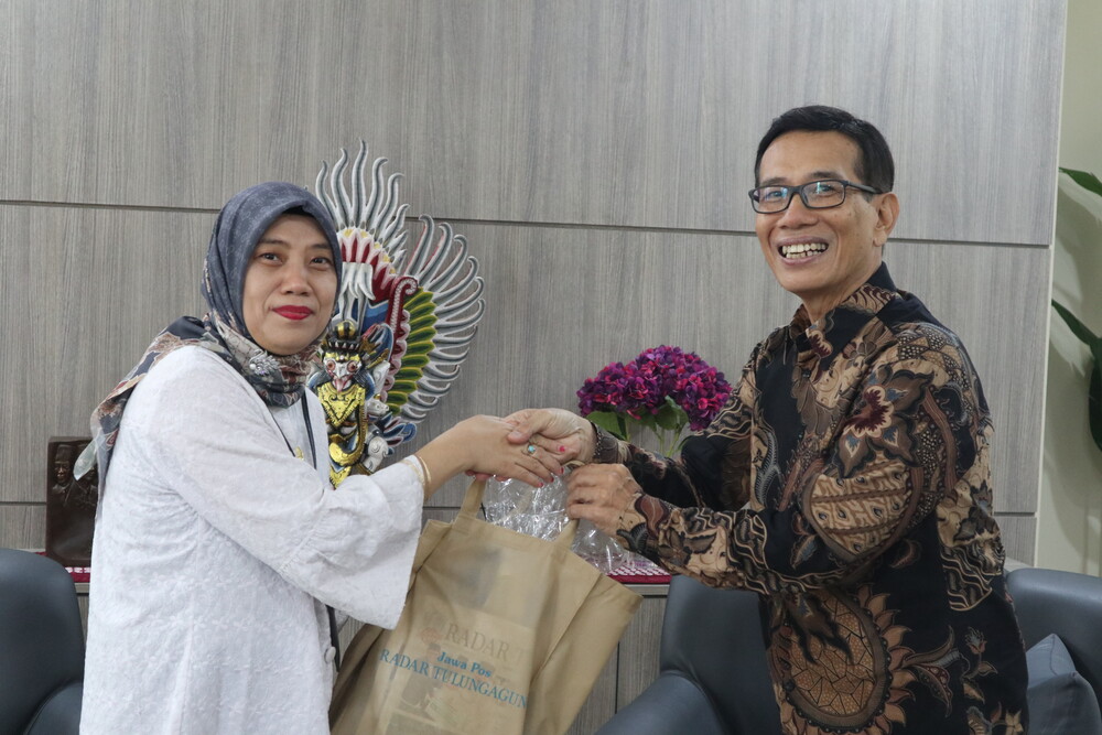 BERSINERGI: Kepala UPT Perpustakaan Proklamator Bung Karno, Nurny Syam SSos (kiri), saat menerima kunjungan Direktur Radar Tulungagung, Aris Sudanang, bersama rombongan,