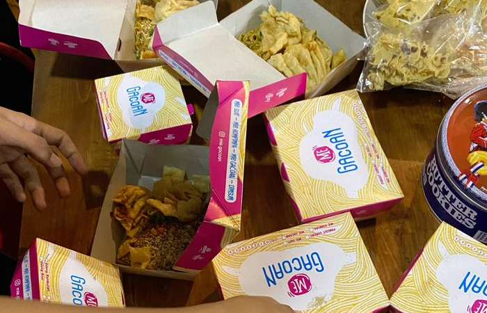 Jasa titip (jastip) makanan kini semakin populer, terutama untuk kuliner yang sedang viral seperti Mie Gacoan
