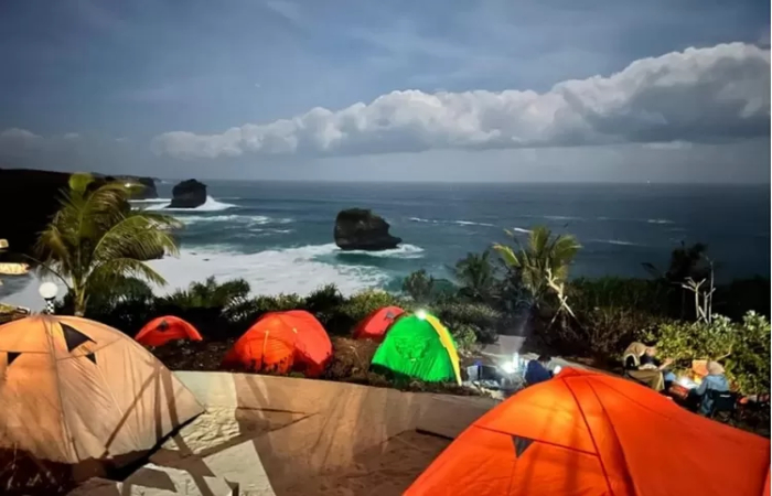 Nikmati Sunset dan Panorama Laut dari Camping Ground Songgo Langit, Sensasi Berkemah dengan View Spektakuler Pantai Pudak