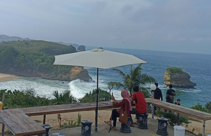 Kafe Tepi Pantai Pudak, Nikmati Pemandangan Laut yang Menakjubkan di Songgolangit Ocean View