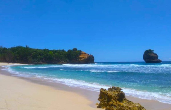 Jelajahi Keindahan Pantai Pudak, Destinasi Wisata Keluarga yang Penuh Keceriaan