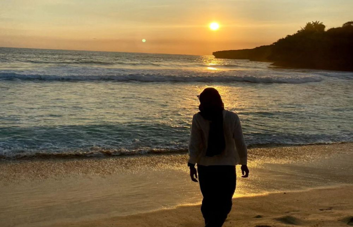 Pantai Pudak, Mengagumi Keindahan Alam Saat Matahari Terbenam di Ujung Laut