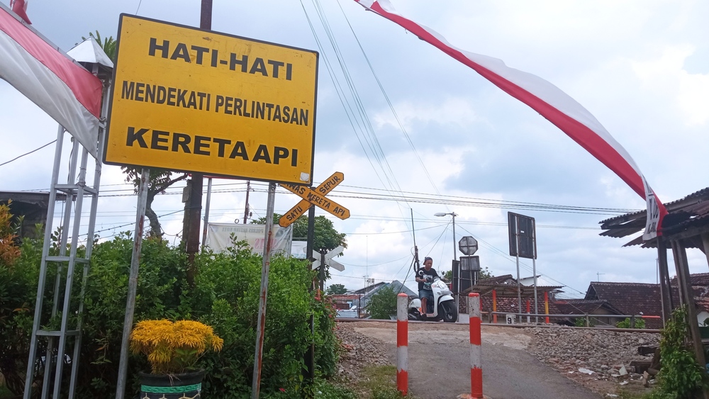 Pengadaan palang pintu KA sebidang