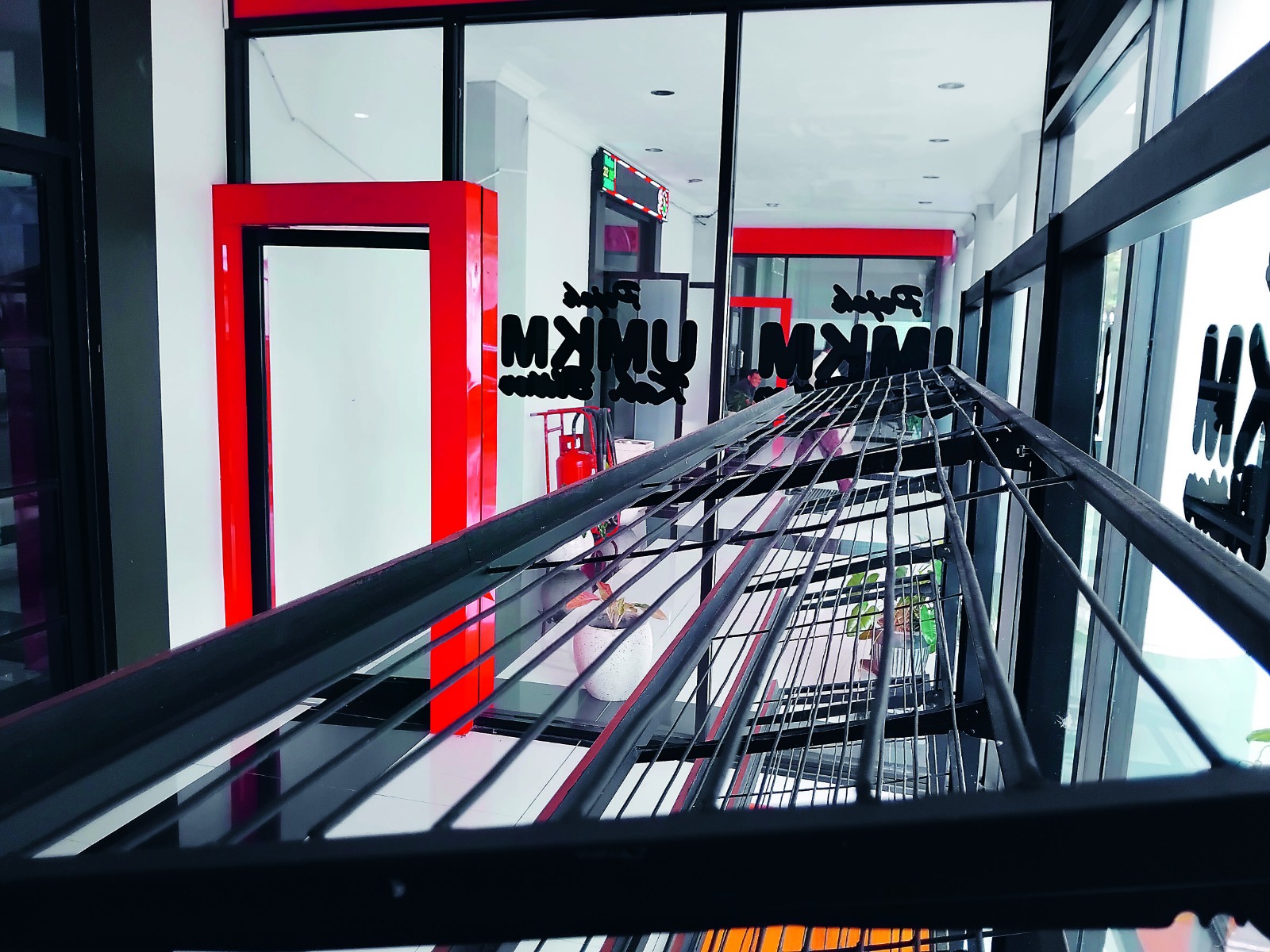 KOSONG: Salah satu galeri displai usaha mikro di area gedung DPRD Kabupaten Blitar ini belum dimanfaatkan.
