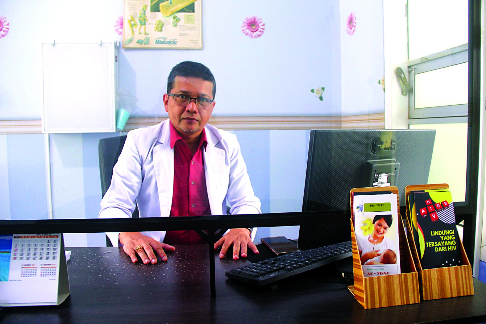 PELAYANAN: dr Dedi Ismiranto sedang mengaso di tengah berikan pelayanan di RSU Annisa.