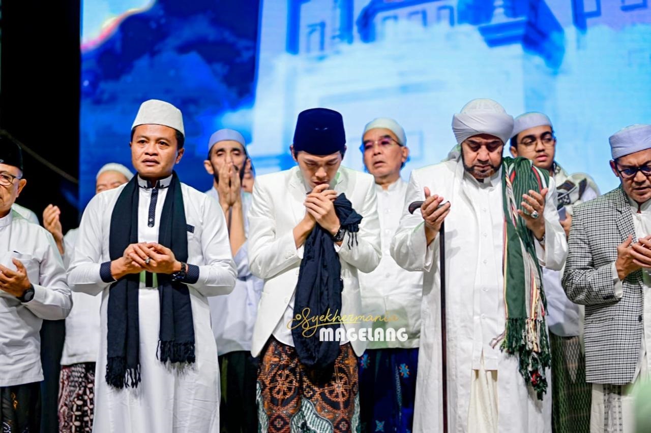KHUSYUK: Calon wakil bupati, Beky Herdihansah bersama Gus Iqdam dan Habib Syech.