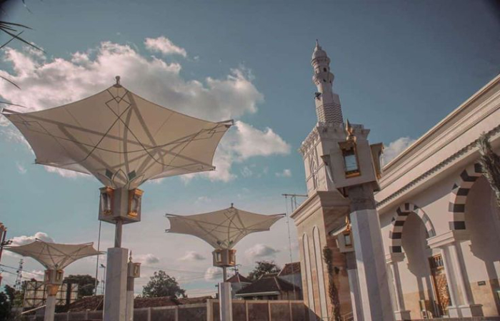 pesona arsitektur masjid Ar Rahman yang ada di Blitar
