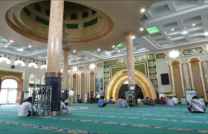 fasilitas yang ada di masjid ar rahman salah satunya tempat solat yang luas