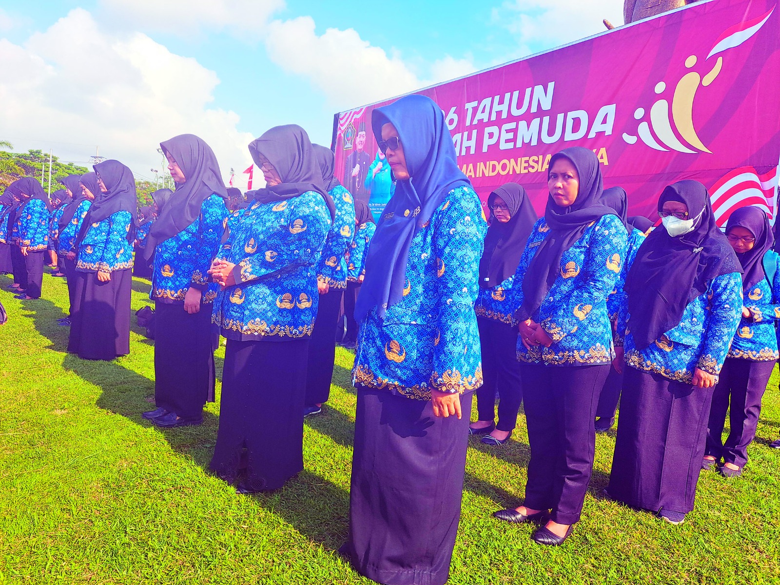 ABDI NEGARA: Para ASN Pemerintah Kabupaten (Pemkab) Blitar saat mengikuti upacara di Alun-alun Kanigoro beberapa waktu lalu.