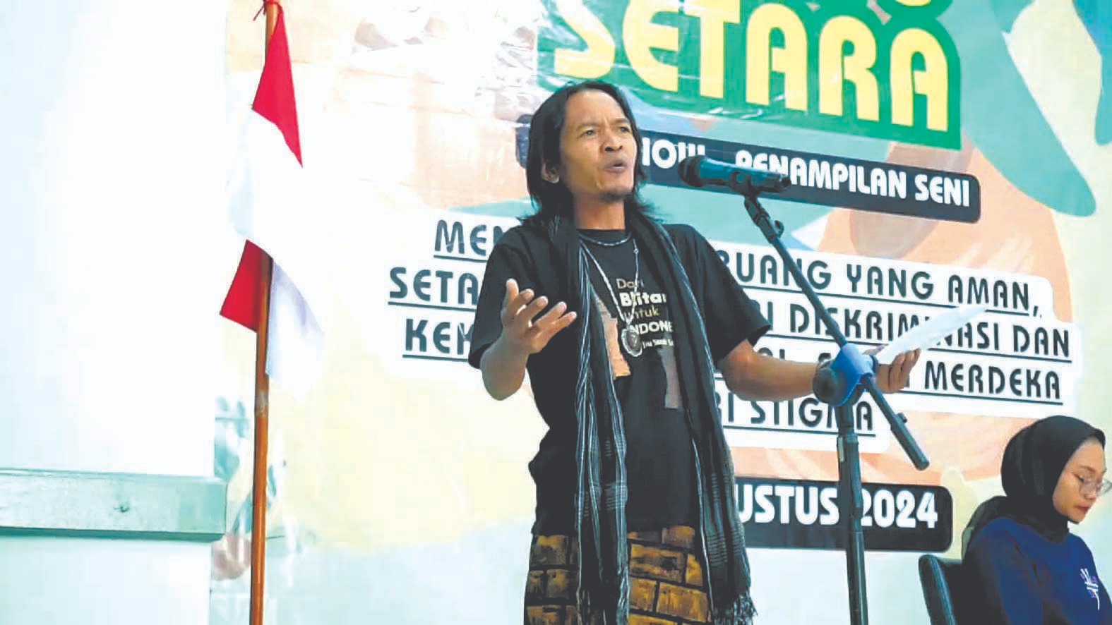NYENTRIK: Mas Jon ketika menampilkan puisi pada kegiatan Ruang Peduli Perempuan dan Anak beberapa waktu lalu.