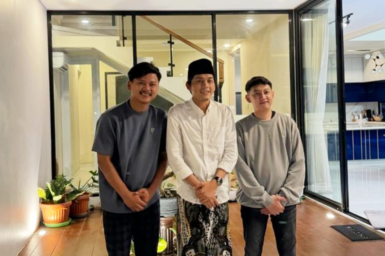 Pertemuan Eri Pras dan Gus Iqdam baru-baru ini mendapat sorotan di media sosial, khususnya di platform seperti TikTok.