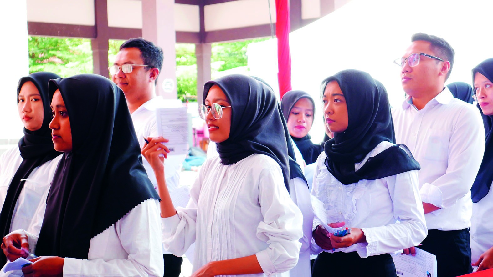 Tertib: Pesertas tes CPNS formasi Pemkab Blitar melakukan registrasi  sebelum memasuki ruang ujian di Gedung Kesenia Aryo Blitar, Kota  Blitar, kemarin (31/10).