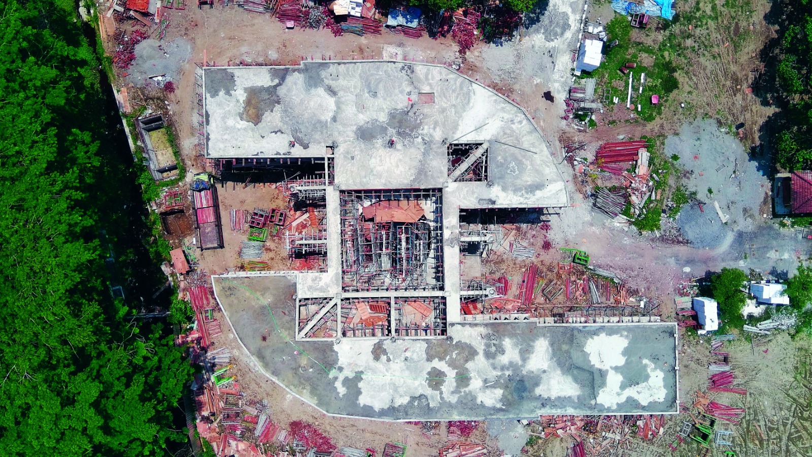 DIHENTIKAN: Kondisi gedung perpustakaan setelah pemerintah memutuskan untuk menghentikan pelaksanaan pembangunan lantaran progres yang minim.