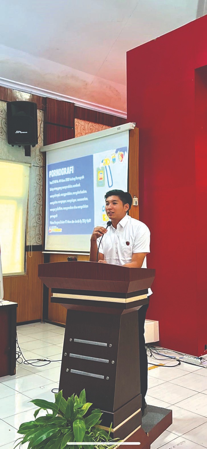 BERBAKAT : Ipda Jason Kurnia menyampaikan materi dihadapan sejumlah kepala sekolah saat sosialisasi di Dinas Pendidikan Kabupaten Blitar beberapa waktu lalu.