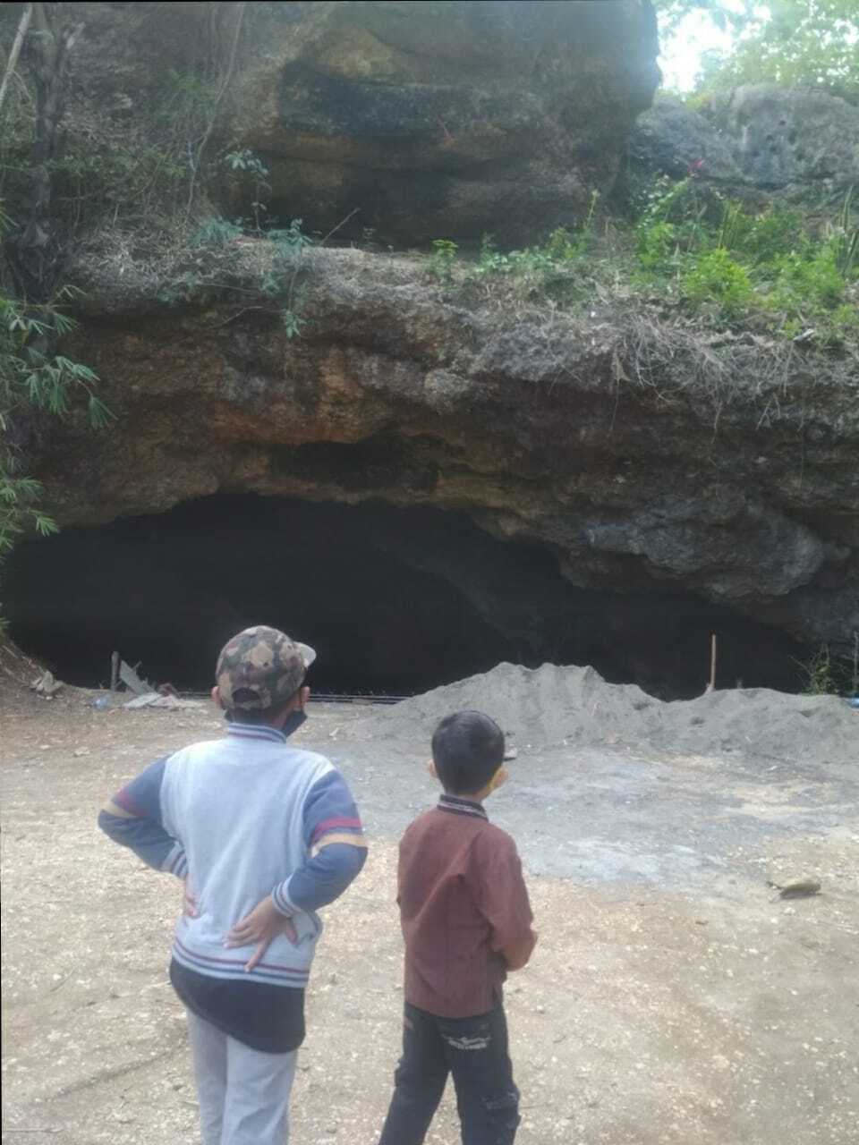 UNIK: Tampak Gua Tumpuk di Desa Selokajang, Kecamatan Srengat, Kabupaten Blitar, dengan dua mulut gua.