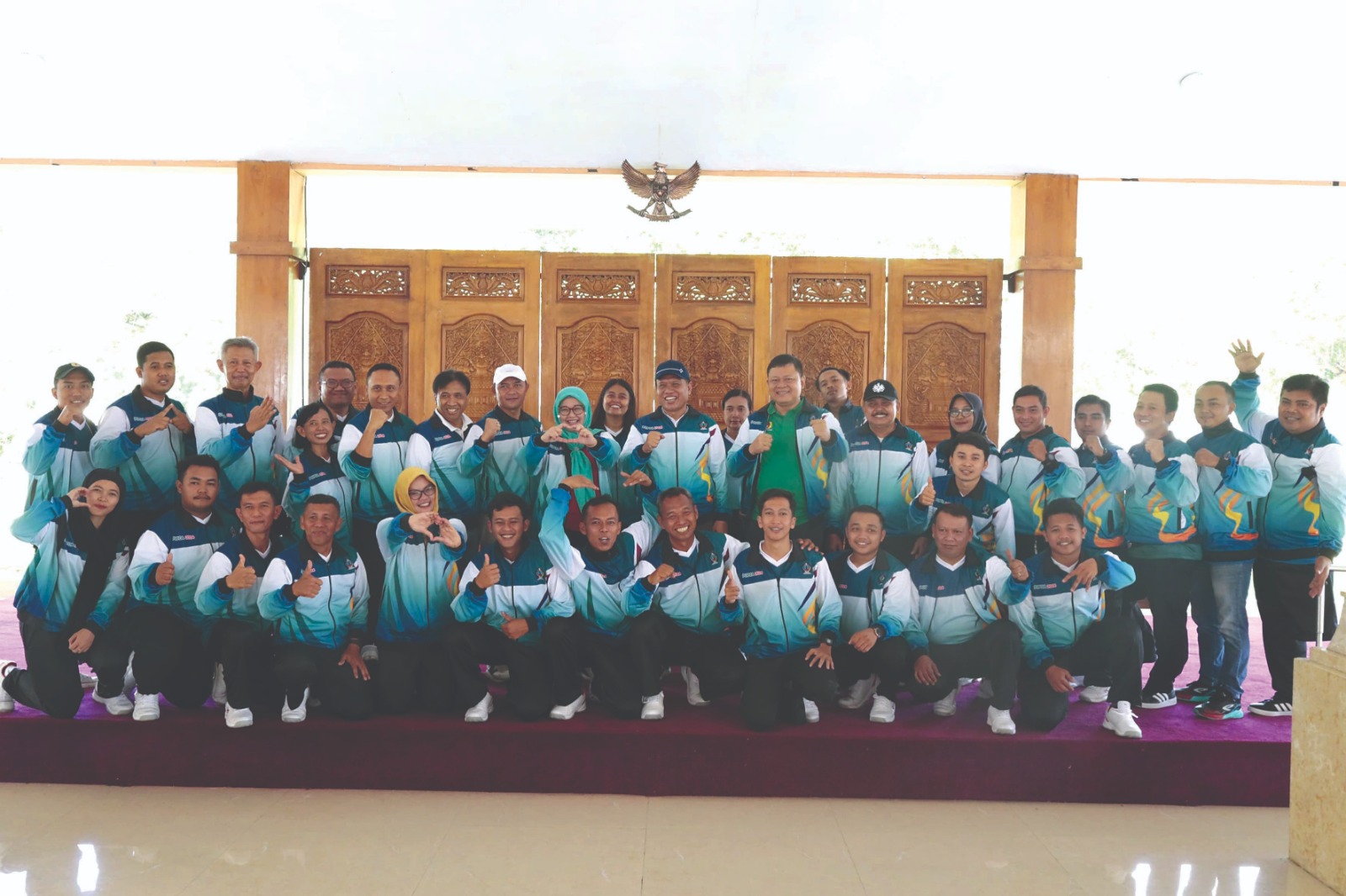 SEMANGAT: Sekda Kabupaten Blitar Izul Marom memberangkatkan 114 atlet popda dan peparpeda kemarin (1/11).