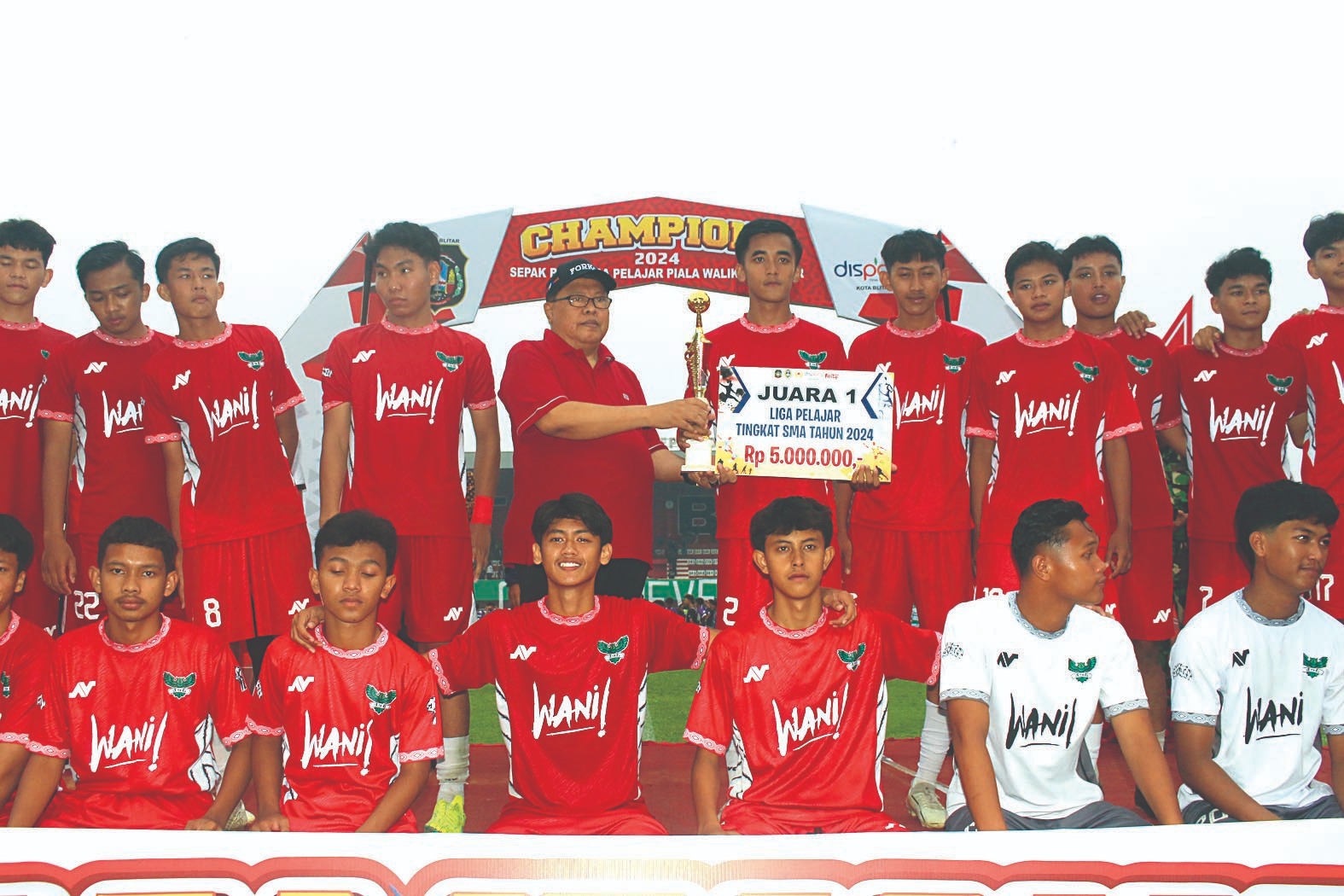 BIBIT UNGGUL: Wali Kota Blitar Santoso menyerahkan trofi dan uang pembinaan kepada tim SMAN 2 Blitar yang berhasil menjuarai Liga Pelajar Piala Wali Kota 2024