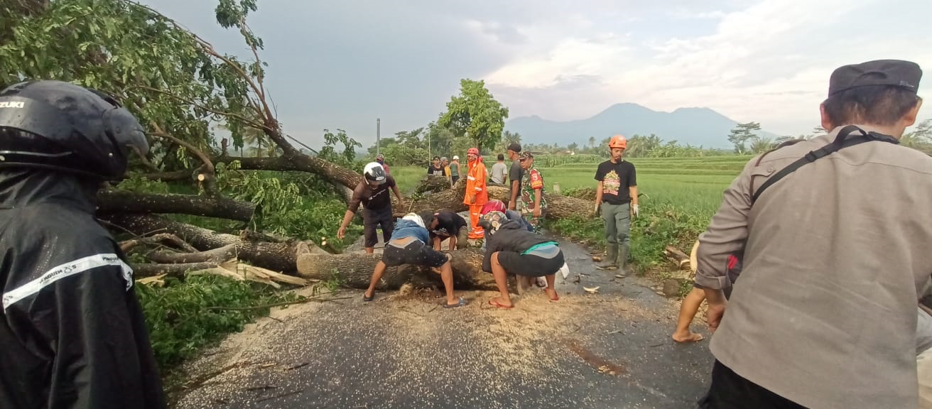 SOSIAL: Personel BPBD Kabupaten Blitar membantu meringankan masyarakat terdampak bencana angin kencang dengan memberikan sembako