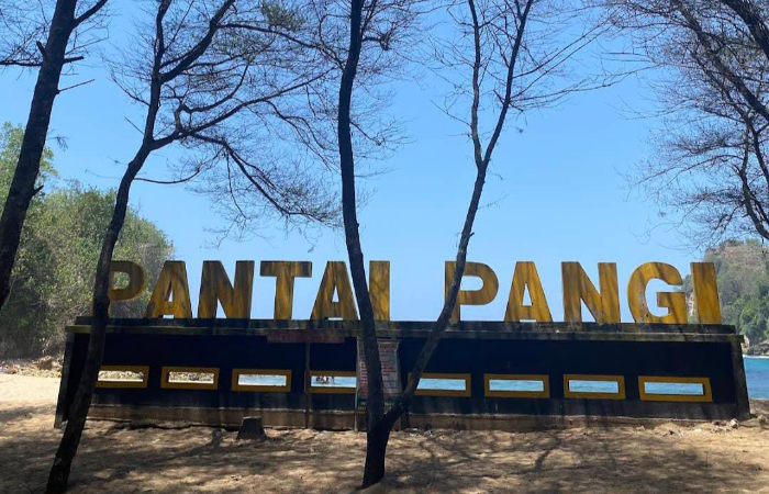 Harga tiket masuk yang cukup terjangkau di Pantai Pangi