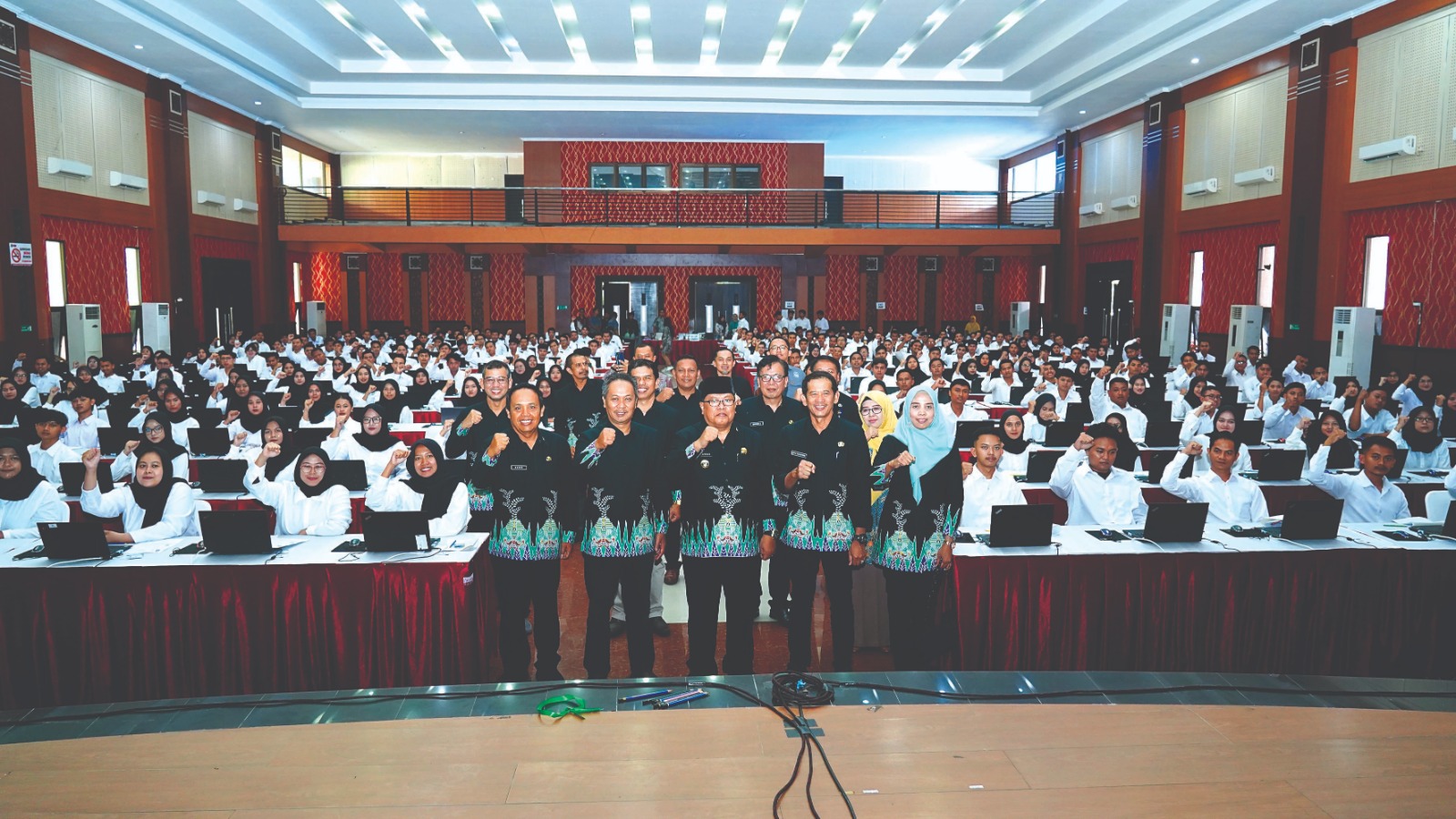 KOMPAK: Wali Kota Blitar Santoso dan Ketua DPRD Kota Blitar Syahrul Alim (depan, dua dari kiri) beserta jajaran kepala OPD foto bersama para peserta ujian CPNS di Gedung Kesenian Aryo Blitar.