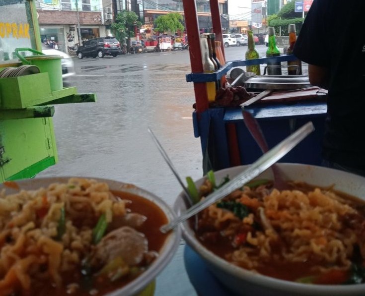 Mie rebus emang paling cocok dinikmati pas lagi musim hujan
