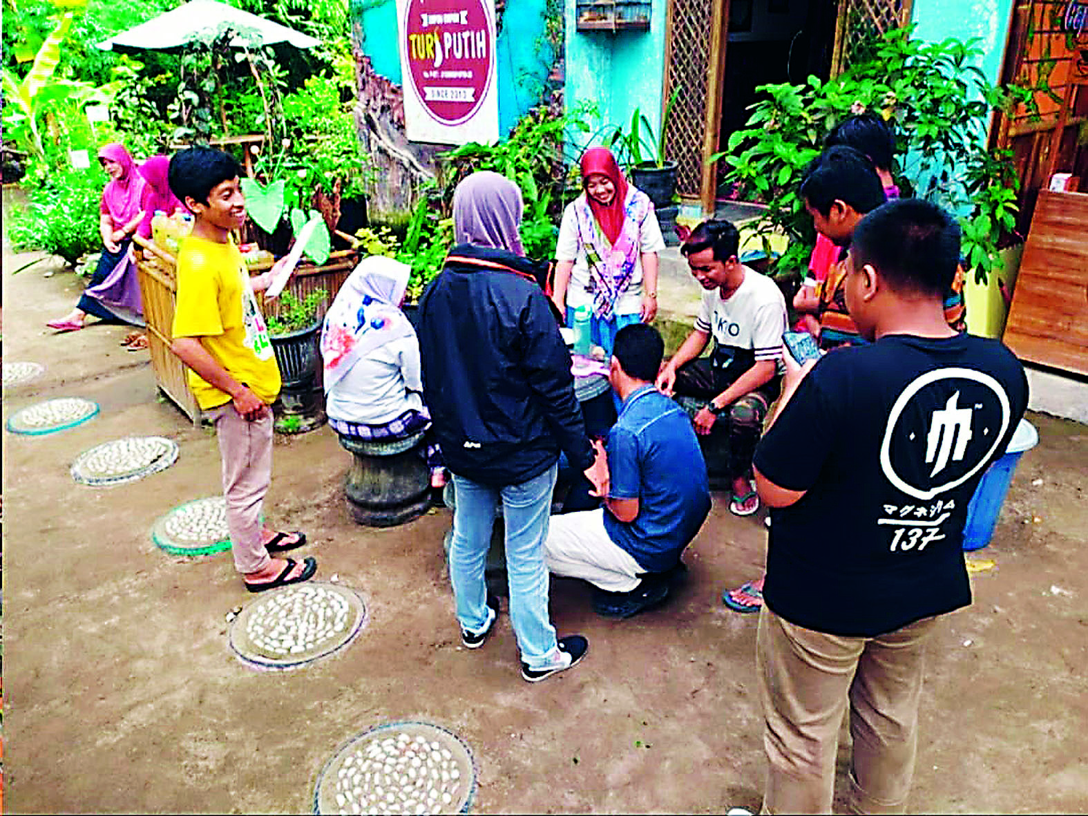 RAMAI: Tampak pengunjung dari Situbondo berkunjung ke Kampung Toga di Desa Kebonagung, Kecamatan Wonodadi, Kabupaten Blitar, Sabtu (26/10) lalu.