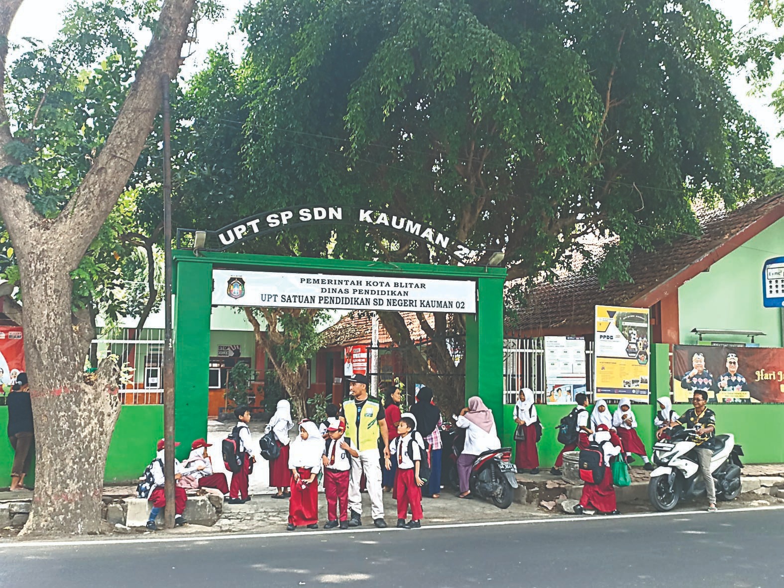 HATI-HATI: Beberapa siswa didampingi oleh satpam untuk menyebrang jalan, kemarin (4/11).
