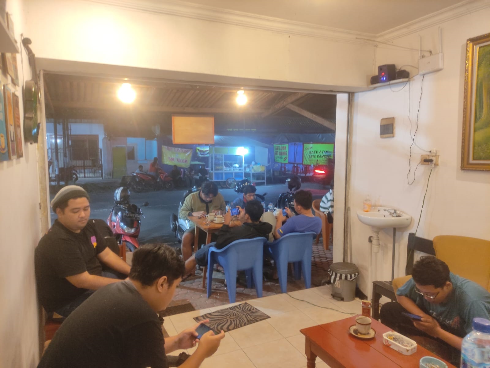 NYAMAN: Pengunjung Kedai Kopi Mas Bob ketika sedang nongkrong sambil menikmati sajian kopi.
