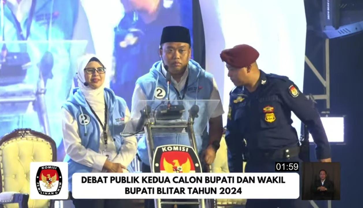 Debat kedua pemilihan Bupati Blitar 2024 yang digelar di aula terbuka Kampung Coklat pada Senin (4/11/2024) malam terpantau heboh.
